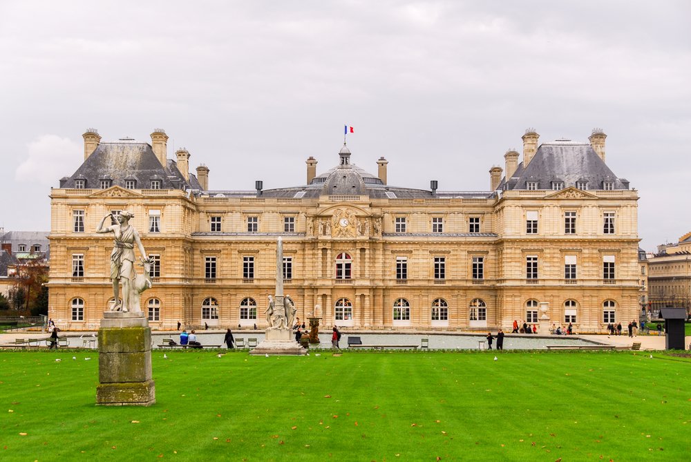 Frankreich kämpft mit Staatsdefizit und Regierungskrise. IWF-Intervention befürchtet, da französische Anleihen massiv unter Druck geraten