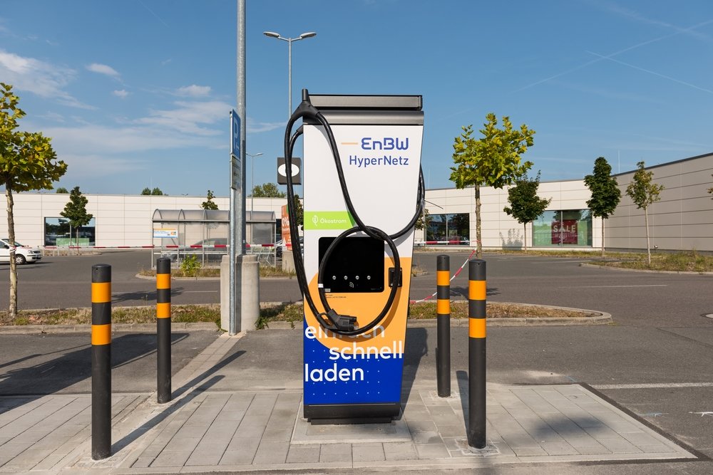 EnBW-Ladesäulen in Stuttgart nur mit Parkticket nutzbar. Zusatzkosten für E-Auto-Fahrer an Schnellladestation sorgen für Kritik und Unmut