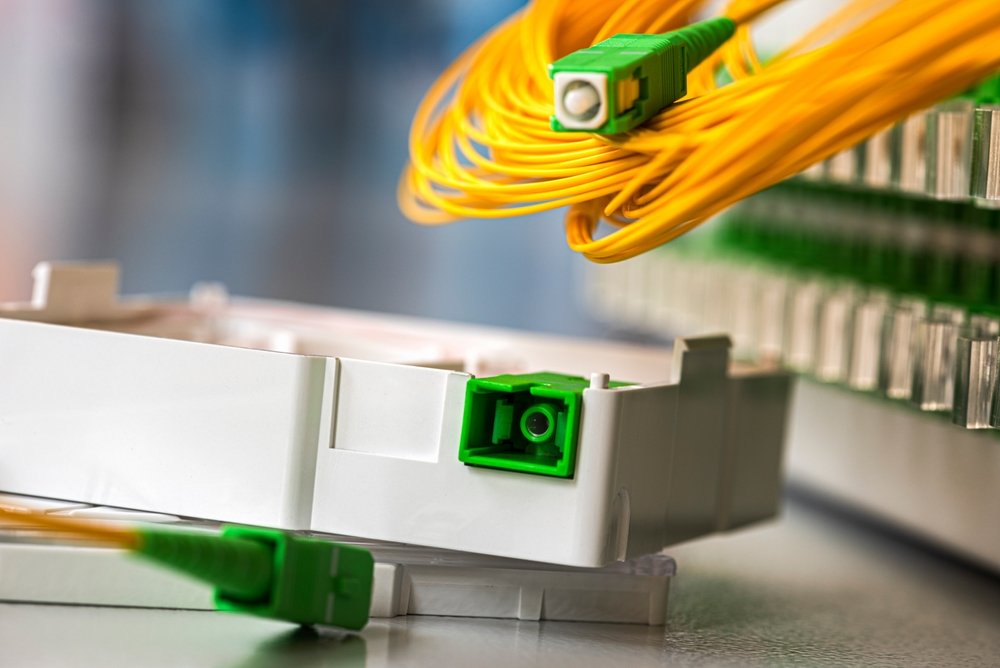 Haustürgeschäft beim Glasfaseranschluss - Verbraucherschutz rät, Vertrag genau zu prüfen, um unnötige Kosten zu vermeiden