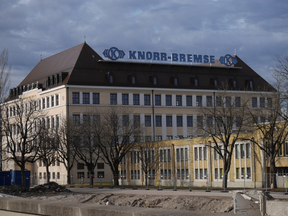 Knorr-Bremse plant massiven Stellenabbau in Deutschland, setzt auf Freiwilligenprogramme und stärkt gleichzeitig das Rail-Geschäft