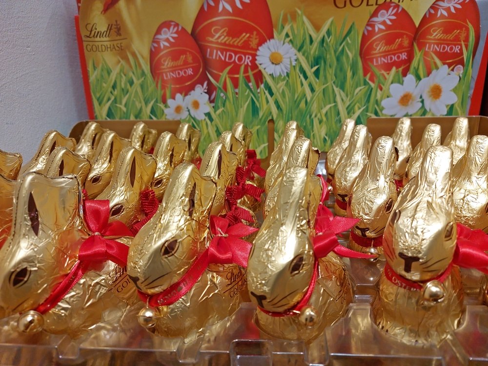 Lindt plant die Goldhasen-Produktion in die USA zu verlagern. Zölle und teure Rohstoffe führen zu Investitionen und Preiserhöhungen