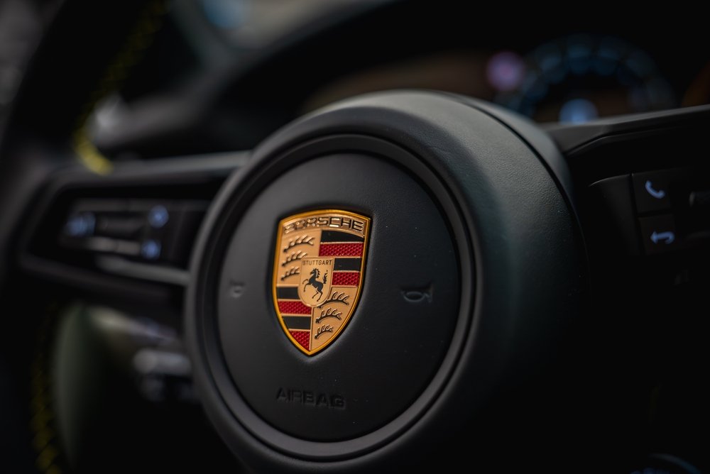 Porsche stoppt Cellforce: Massenentlassung, Millionenverluste und gescheiterte Batteriezellen-Produktion treffen die Porsche Batterietochter