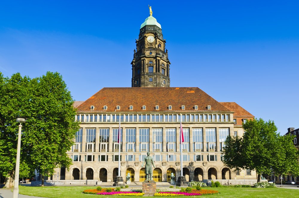 Dresden plant im Rathaus den Abbau von 875 Stellen - der Sparkurs verschärft die Verwaltungskrise und belastet Bürger