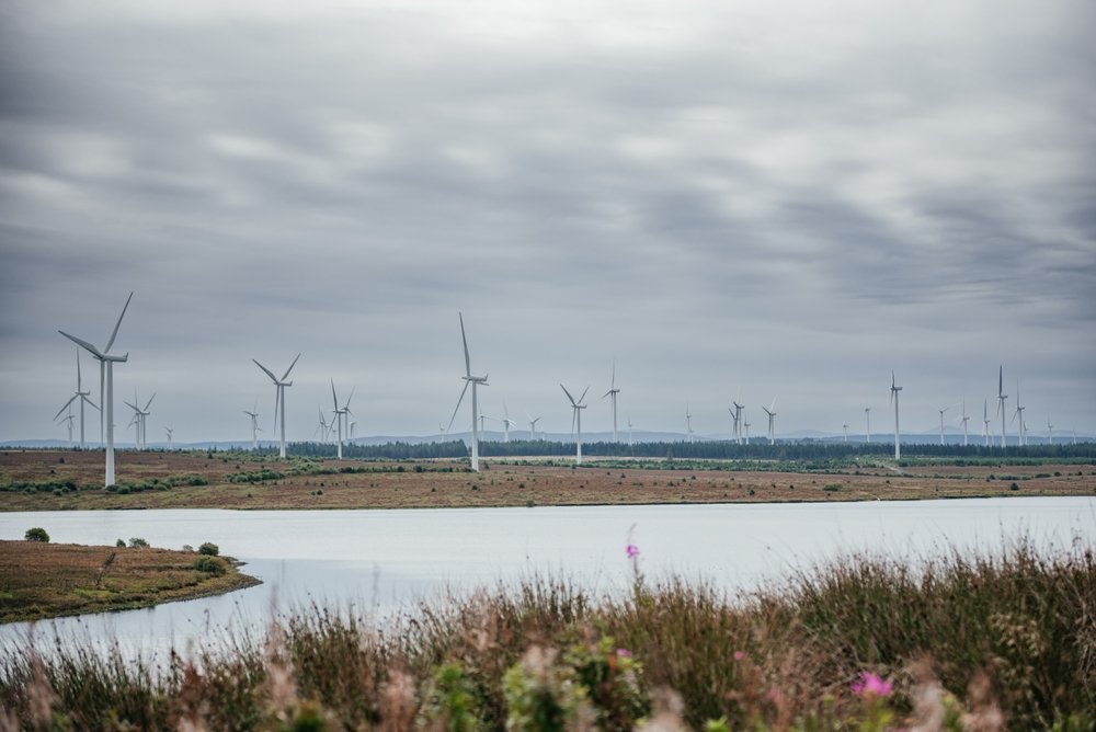 Abregelung von Windstrom wegen Überproduktion und zu schwachen Netzen kostet Schottland über 138 Mio. Euro und treibt Strompreise