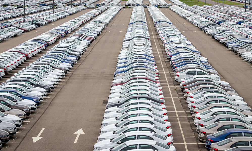 BYD is struggling with production cuts, declining profits, and a sales crisis. The price war in electric mobility is intensifying.