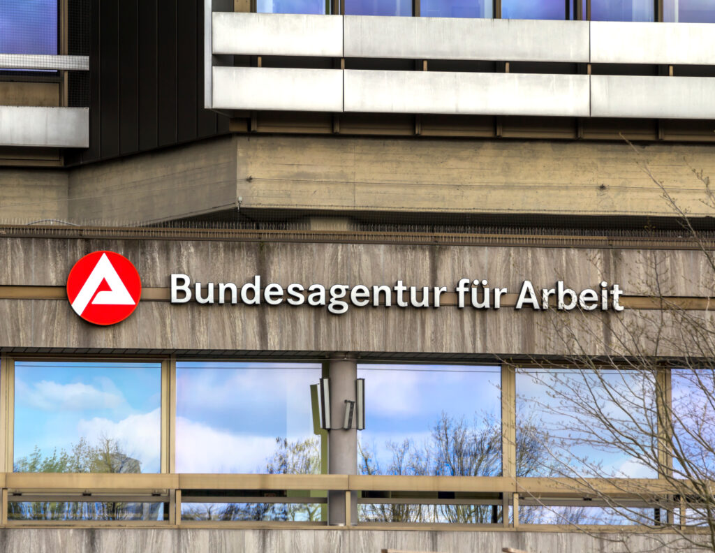 Drei Millionen Arbeitslose in Deutschland: Produktivitätskrise, Deindustrialisierung und Staatsverschuldung gefährden Wettbewerbsfähigkeit