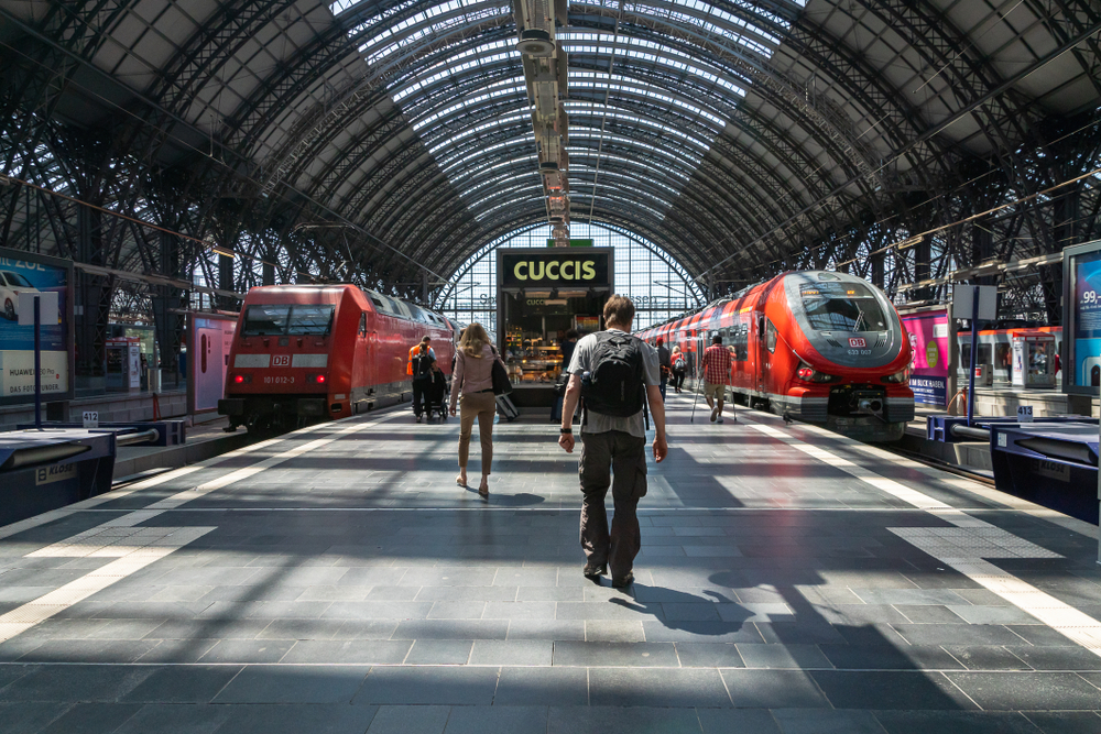 Deutsche Bahn stoppt verspätete Züge gezielt, damit sie nicht in die Statistik für Verspätungen einfließen. Reisende sind die Leidtragenden