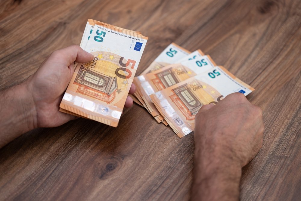 Die Deutsche Post beendet die Barauszahlung der Rente - nur ein rechtzeitiger Antrag schützt vor dem Stopp der Rentenzahlung ab Dezember 2025