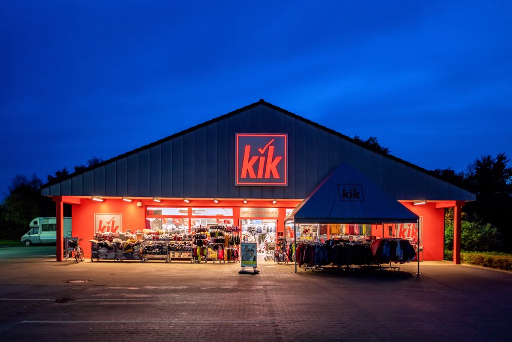 KiK drohen 400 Filialschließungen. Der Textildiscounter kämpft mit Jobverlust, Umbauplänen und Unsicherheit in der Modebranche