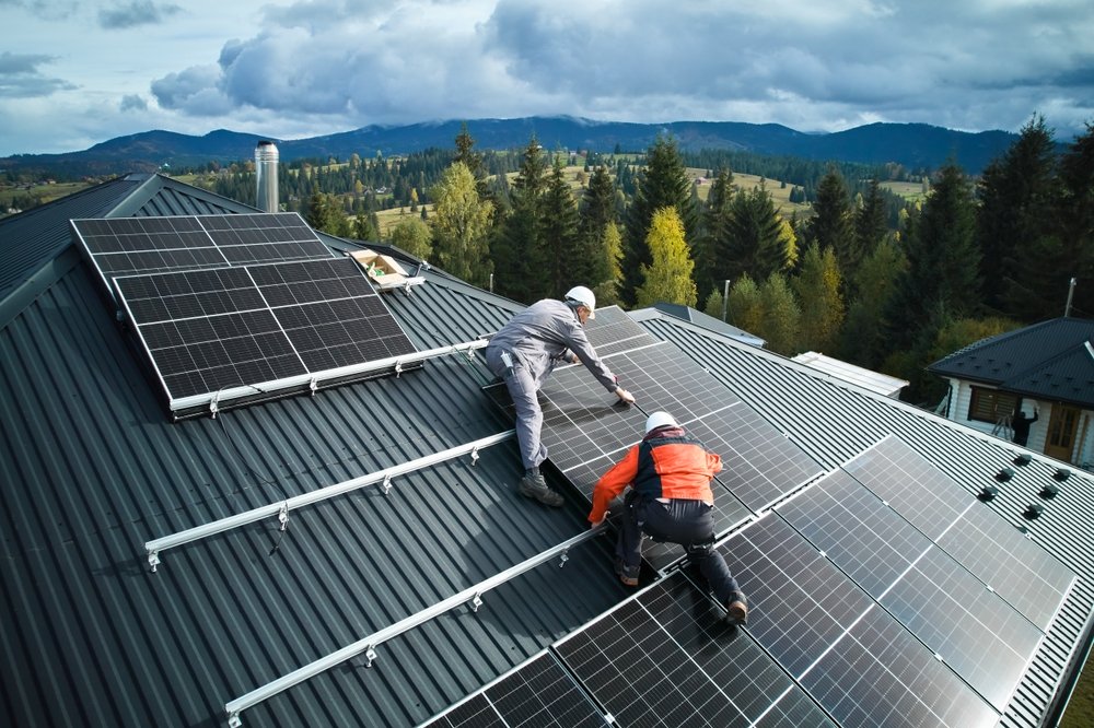 VKU fordert: Betreiber von Solaranlagen sollen stärker an den Netzkosten beteiligt werden, um die Energiewende fair zu finanzieren