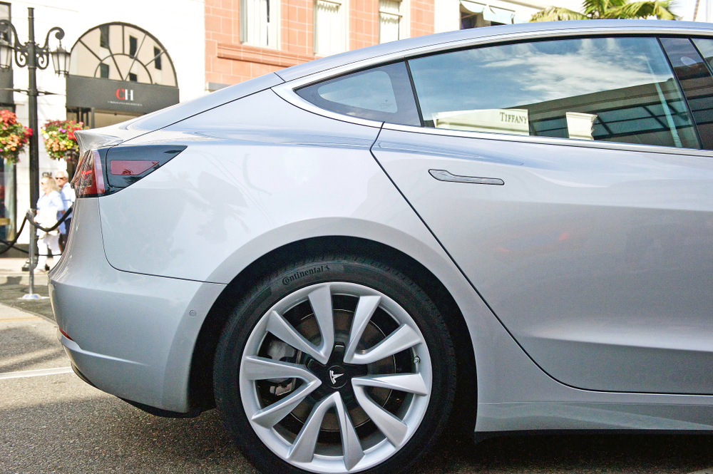 Teslas Türen können zur Falle werden – versteckte Notentriegelung, Brandgefahr und fragwürdige Crash-Tests sorgen für Kritik