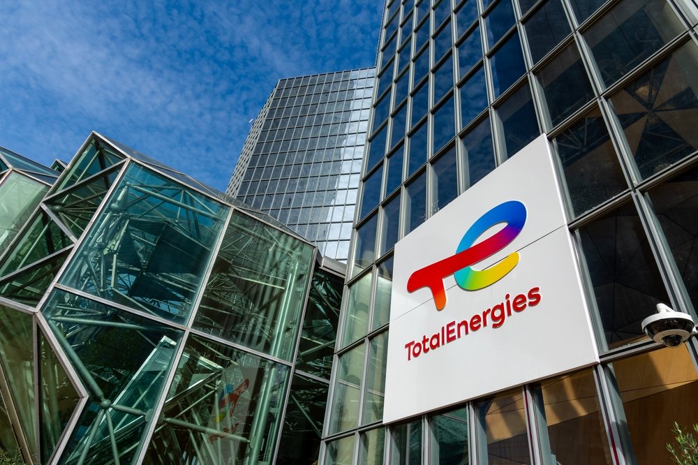 TotalEnergies verkauft Solargeschäft für 950 Mio. Dollar und kauft US-Gasanteile. Strategiewechsel verschiebt Macht im US-Energiemarkt