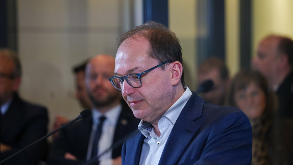 Zu kleiner Abstand zum Bürgergeld zwingt Dobrindt zur Reform - Beamtengehälter sollen für 200.000 Beamte 5 Jahre rückwirkend deutlich steigen