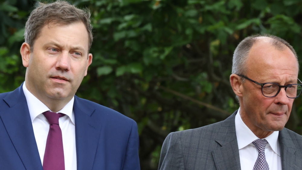 Sparpolitik trifft das Volk, die Elite kassiert weiter - Rentenreform bei gleichzeitiger Gehaltserhöhung und Luxus für Politiker