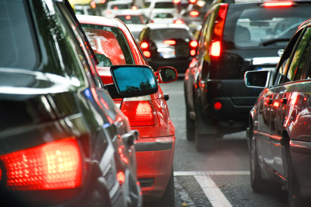 Autobauer setzen wieder auf Benzin und Hybridfahrzeuge. Die Rückkehr zum Verbrennungsmotor verändert Märkte, Strategien und Gewinne weltweit