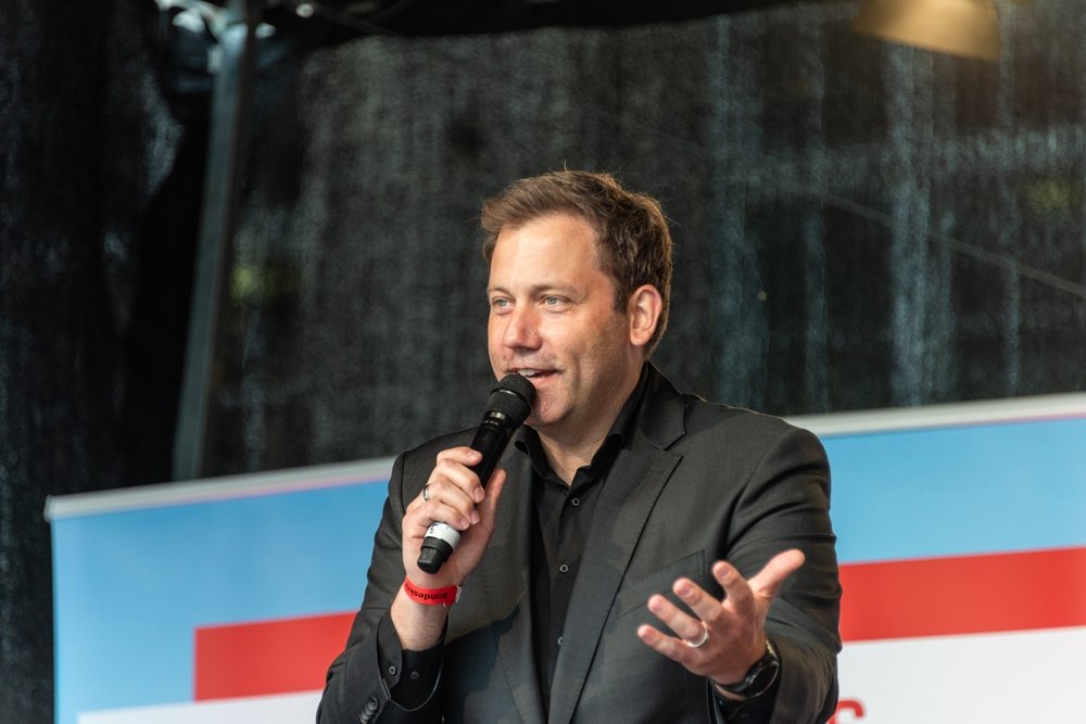 Beim IG BCE-Kongress hat Finanzminister Klingbeil Bürgern, die sich teure Steuerberater leisten können, systematischen Betrug unterstellt