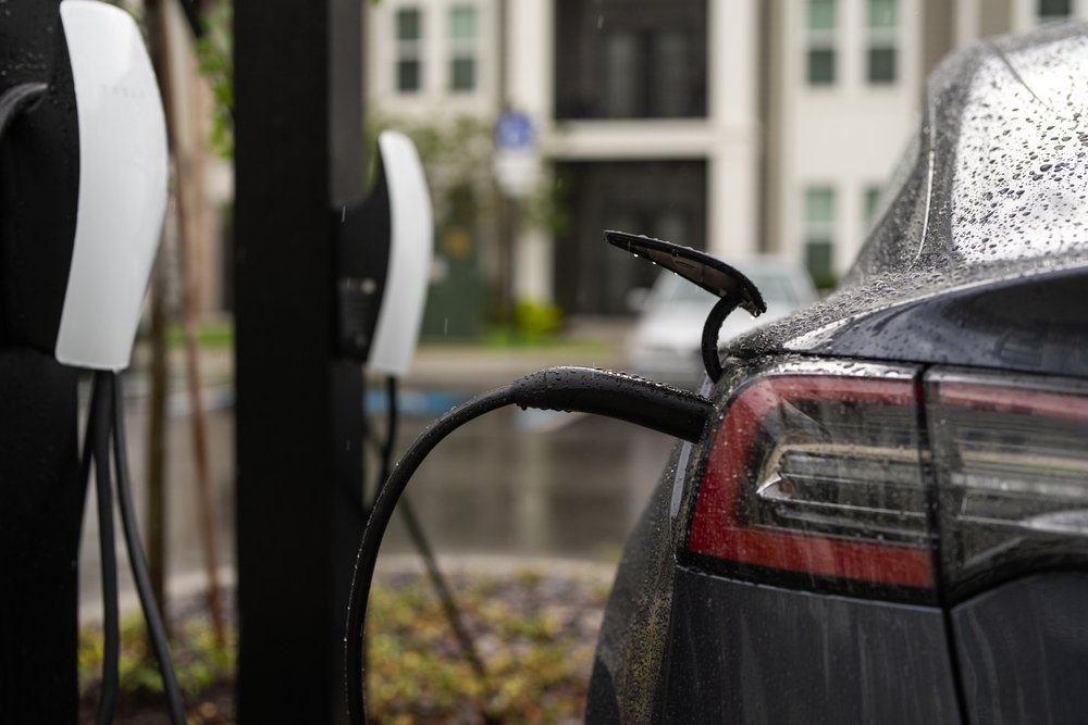 Die umstrittene E-Auto-Prämie sorgt für Kritik: Marktverzerrung, Missbrauch und teure Folgen für Steuerzahler und Wirtschaft
