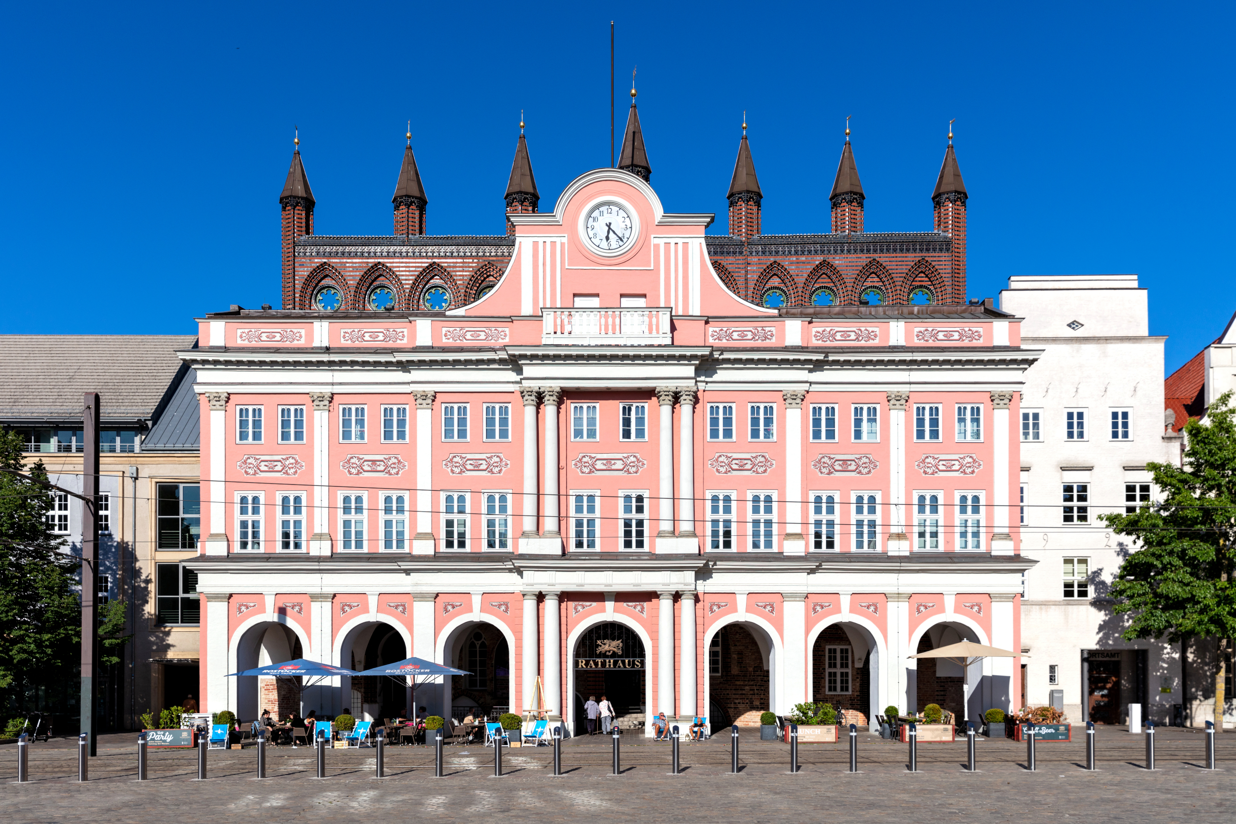 Rostocks Finanzlage spitzt sich zu. Notkredit deckt nur Gehälter. Haushaltskrise zwingt die Stadt zu harten Entscheidungen