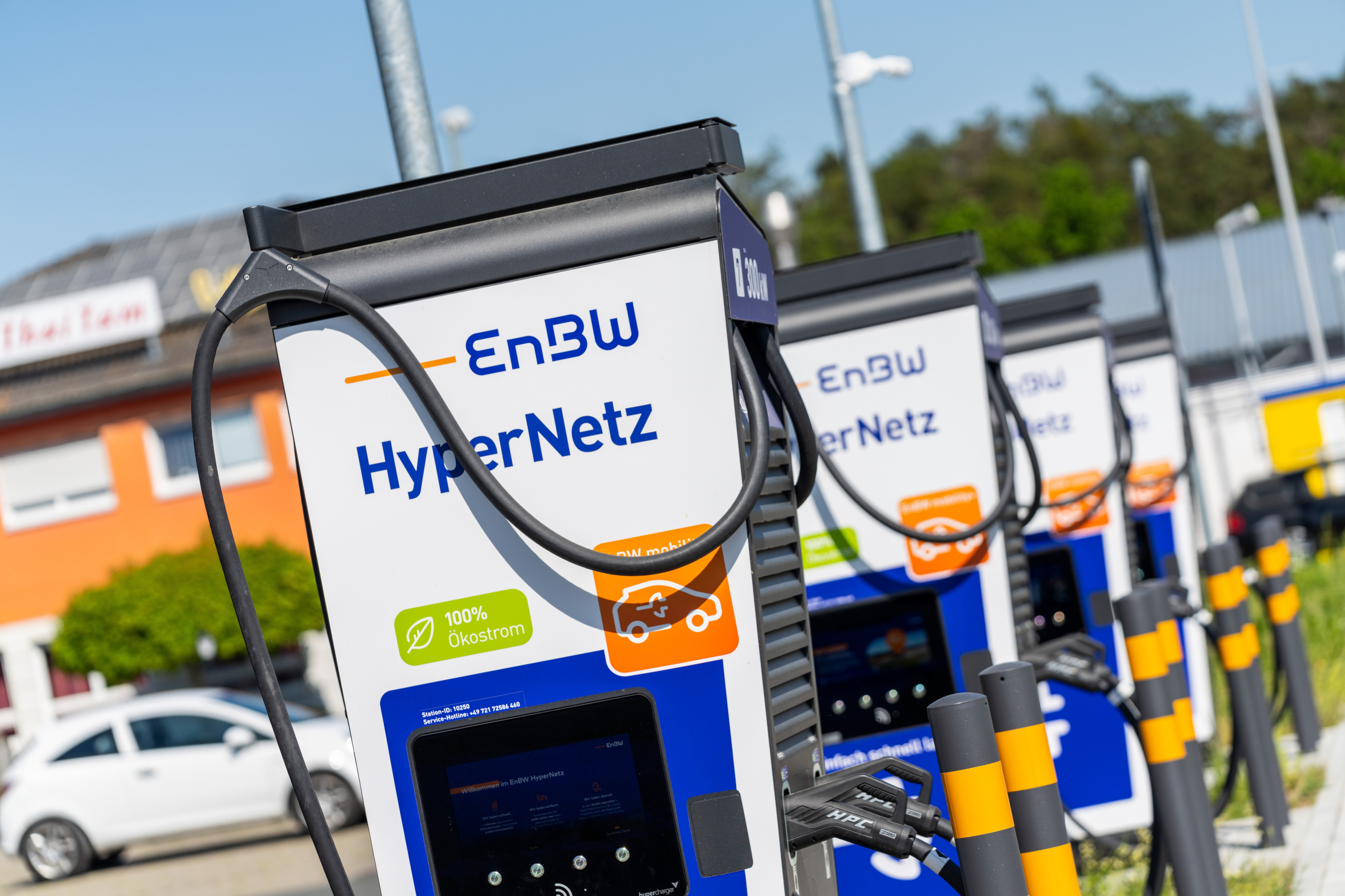ADAC criticizes massive deficiencies at German motorway charging stations