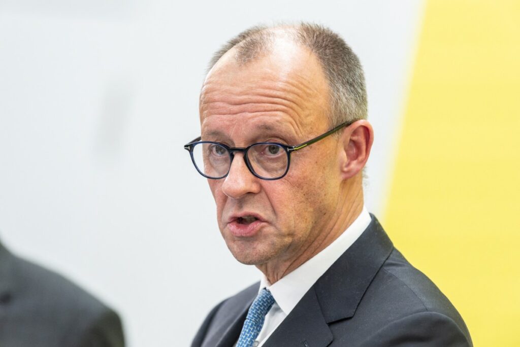 Streit um Verbrenner-Zukunft: Bundesregierung ringt um EU-Vorgaben ab 2035, Autoindustrie warnt, Umweltverbände kritisieren Alternativkraftstoffe.