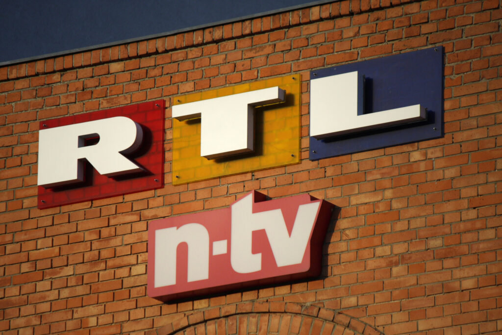 RTL is cutting 600 jobs due to declining advertising revenue and a focus on streaming – despite a social plan, there are concerns about journalistic quality.
