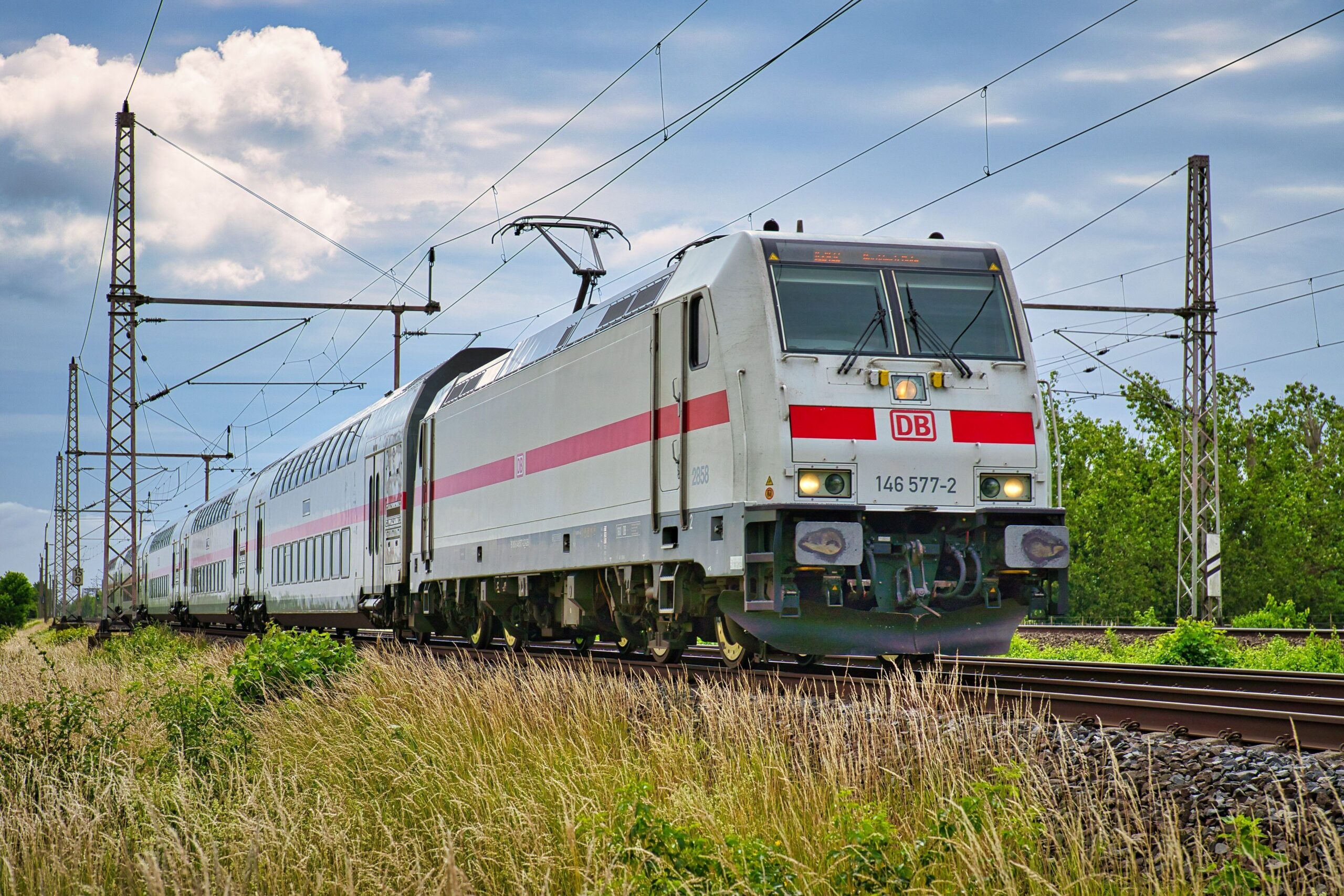 Der neue ICE der Deutschen Bahn startet mit geliehenen Loks – keine Zulassung für die neuen