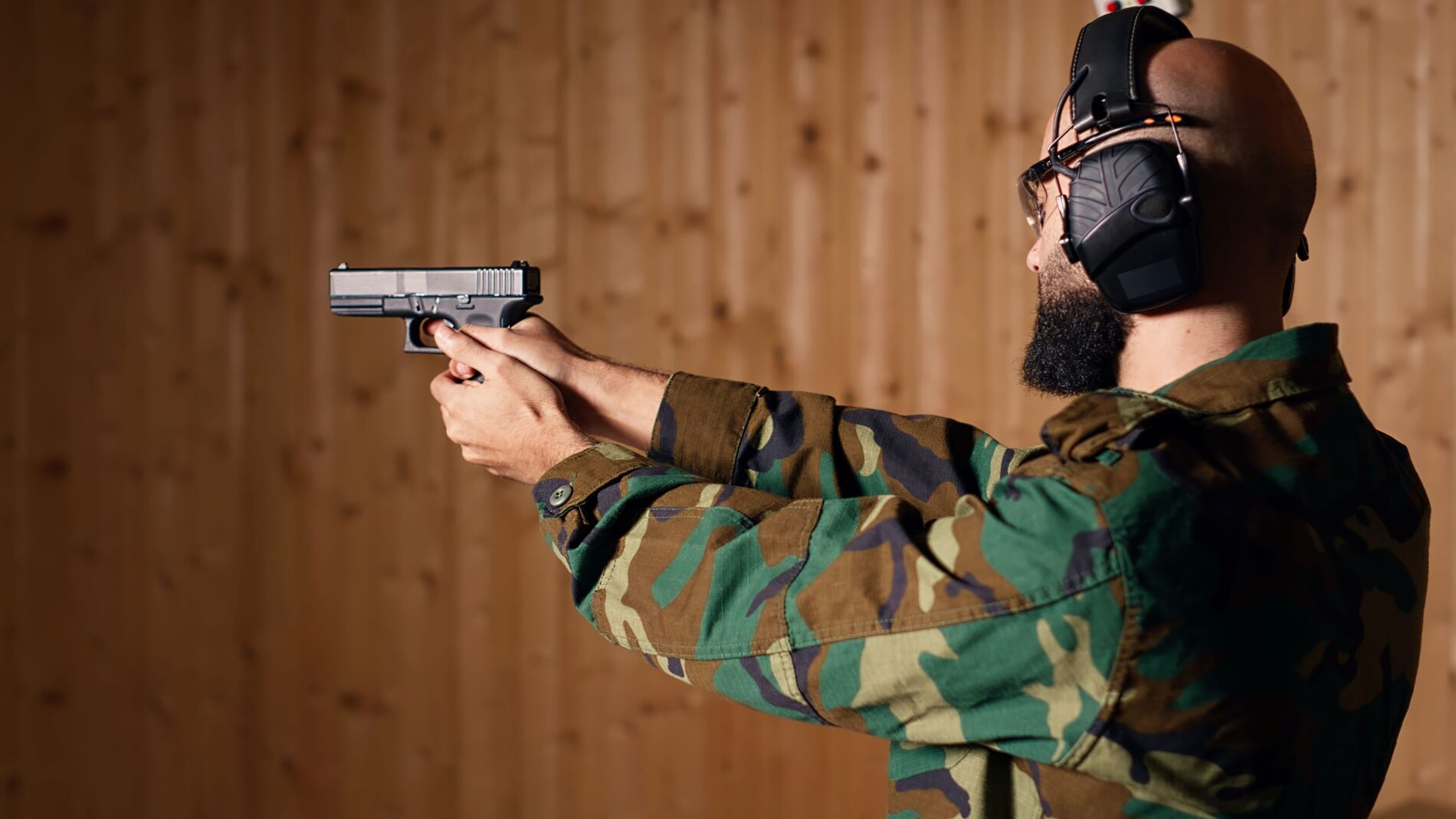 Billige Pistolen für die Bundeswehr aus dem Ausland – doch von Firmen verlangt die Politik Standorttreue. Ein Widerspruch mit Sprengkraft