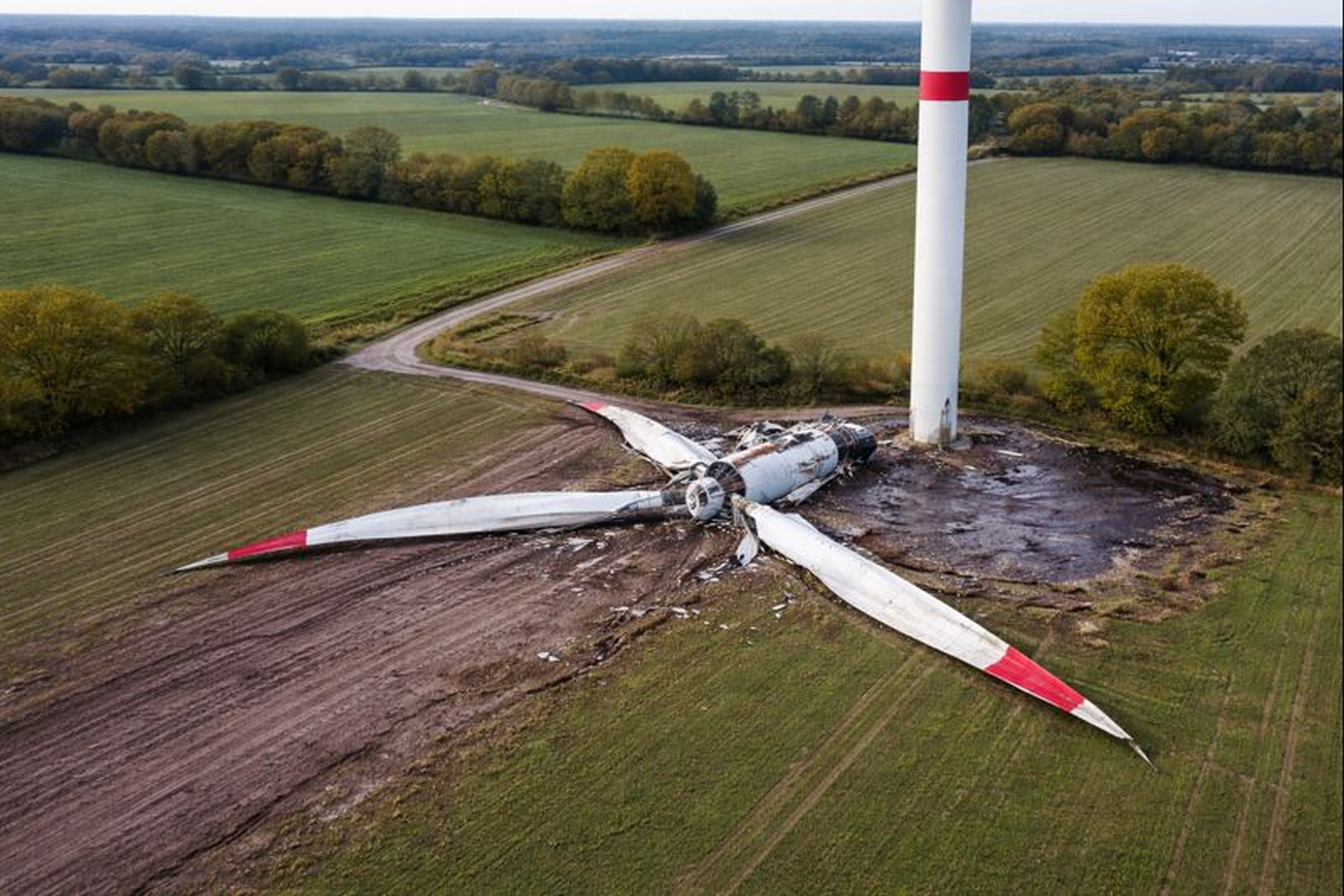 Maschinenhaus von Windrad abgestürzt – Öl verseucht Boden – Bergung zieht sich Monate hin
