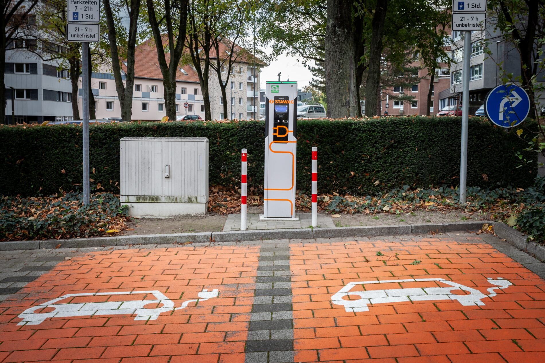 Der Ladesäulen-Irrtum kostet Milliarden -  warum viele Ladesäulen leer stehen und Autofahrer lieber zu Hause laden