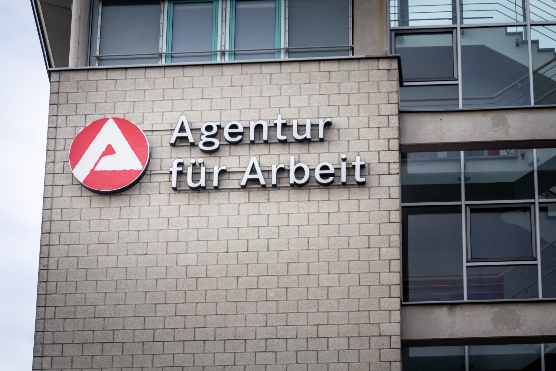 Immer weniger Arbeitslose bekommen eine reale Jobchance. Einstellungsquote sinkt, Stellen verschwinden, Industrie wandert ab