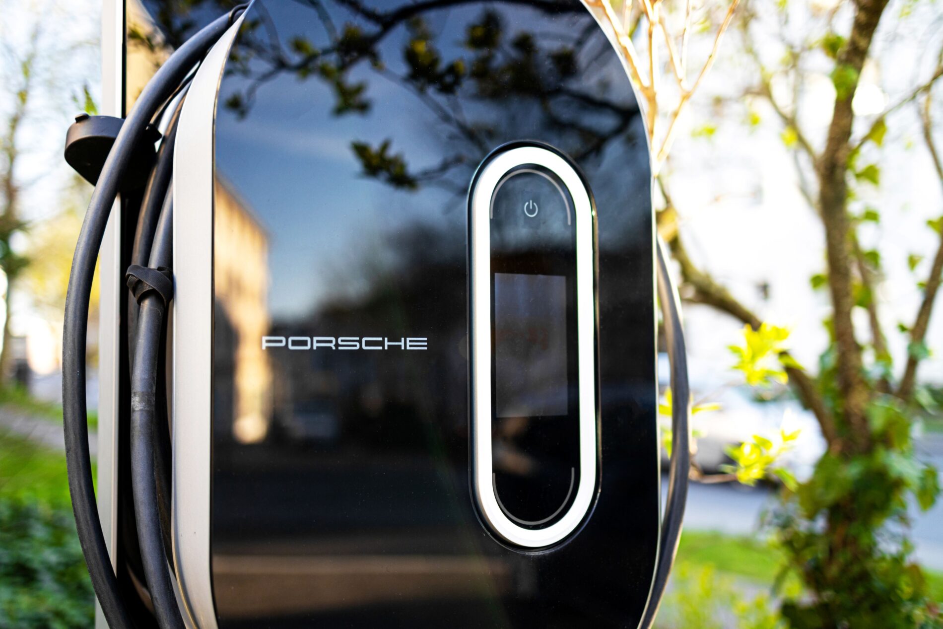 Porsche gibt in China sein Ladenetz auf – wegen geringer Nutzung, hoher Kosten und starkem Wettbewerb. Kunden sollen über Partnernetze laden