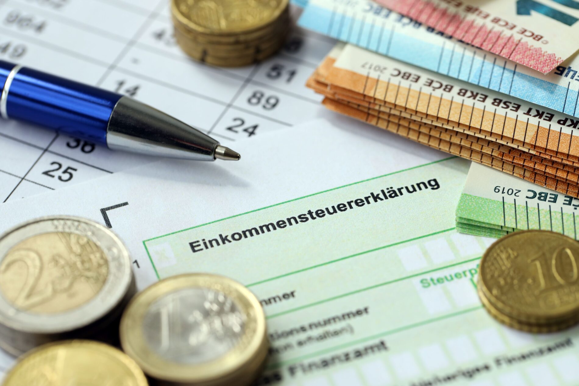 Steigende Abgaben senken 2026 das Netto-Einkommen. Warum Steuerentlastungen kaum wirken und viele Arbeitnehmer real Kaufkraft verlieren