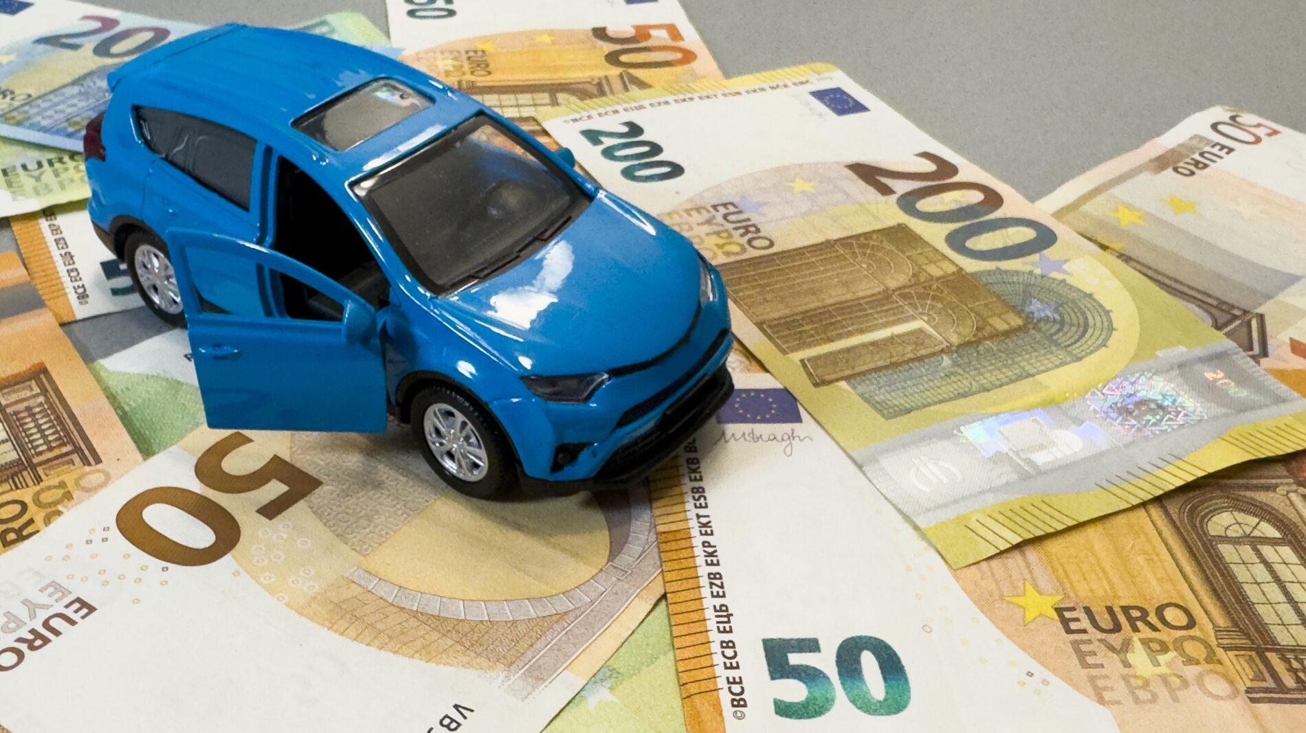 Milliarden für E-Autos, aber kaum messbare Klimawirkung. Warum Kaufprämien die Klimabilanz im Verkehr nicht verbessern