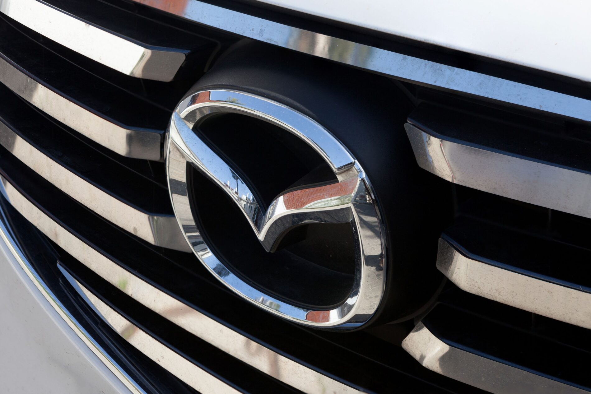 Mazda is developing a CO₂-negative combustion engine that binds emissions and offers an alternative to pure electric mobility.