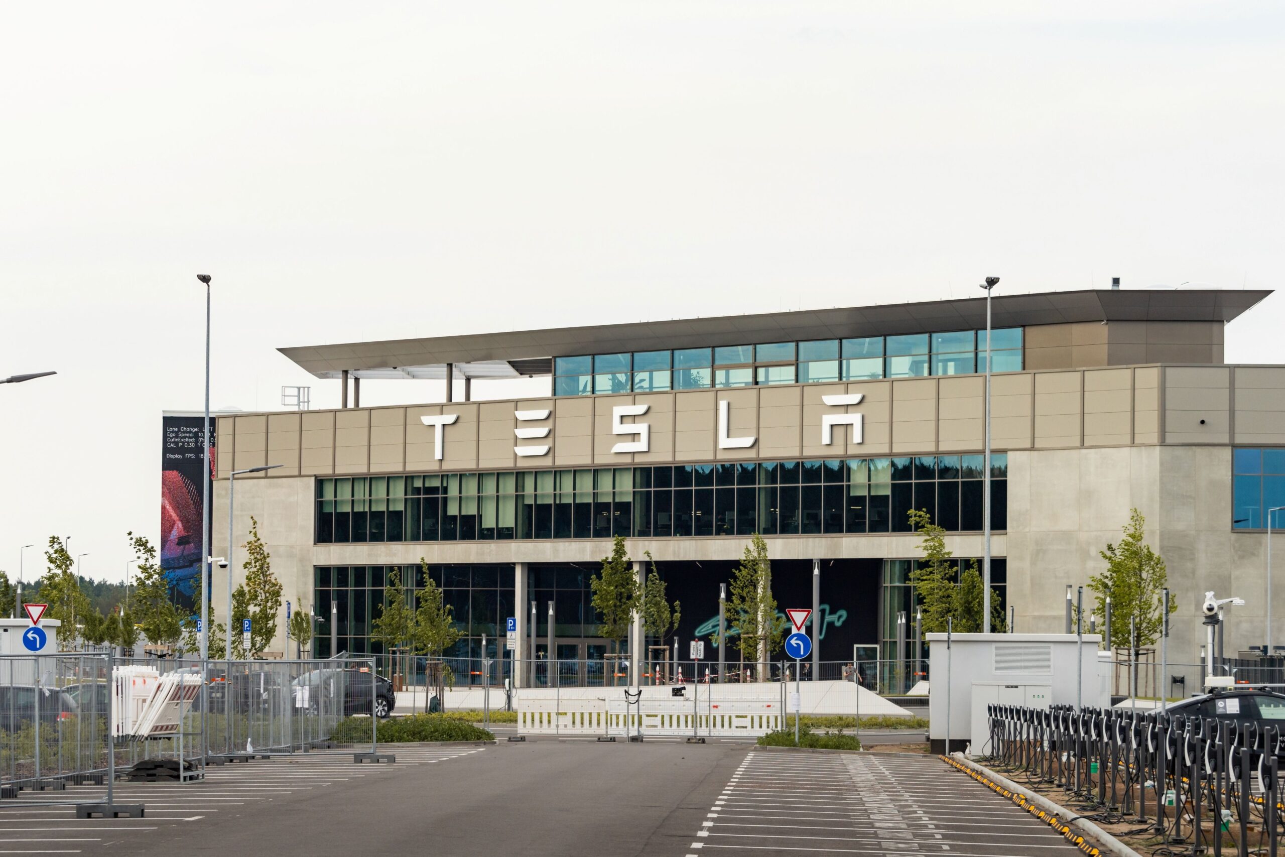 Grünheide im Kahlschlag – Tesla hat still und heimlich 1.700 Stellen abgebaut