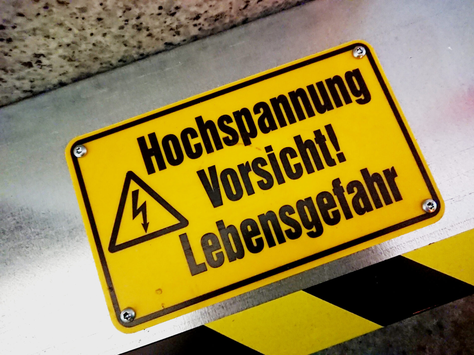 Brandanschlag auf Trafostation in Großkayna: Stromausfall trifft 897 Haushalte in Sachsen-Anhalt während der Kältewelle