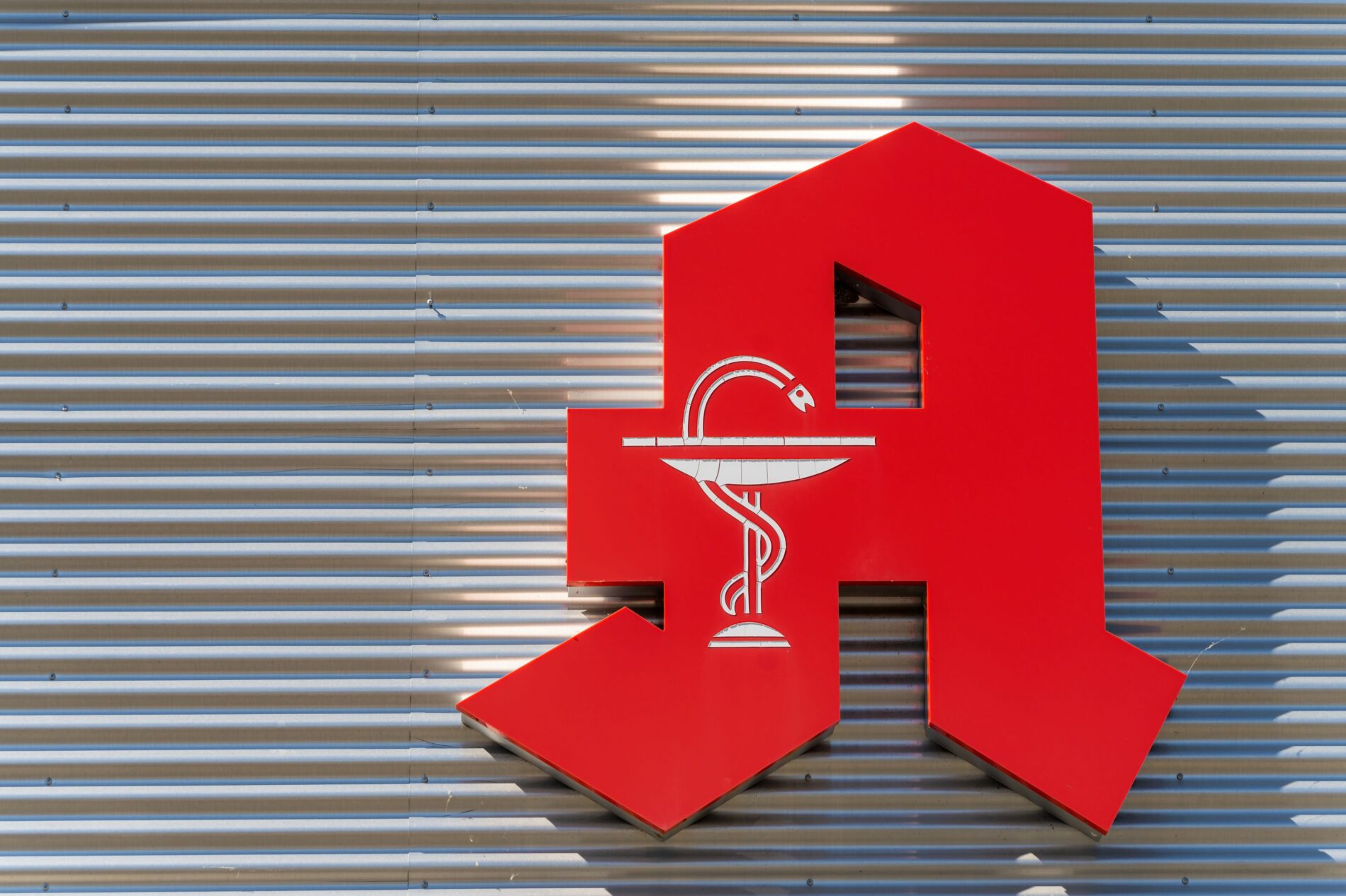 440 Apotheken in einem Jahr weg – Versorgung wackelt, Arzneimittel-Notfälle werden riskanter – Honorare bremsen, Versandhandel wächst