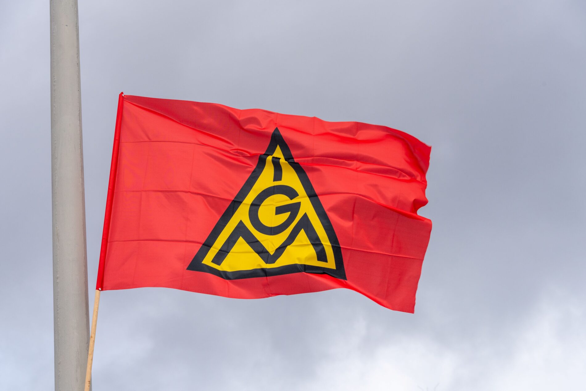 IG Metall warnt vor bis zu 30.000 Jobverlusten in Bayerns Industrie. Autozulieferer besonders betroffen, Rüstungsboom reicht nicht aus