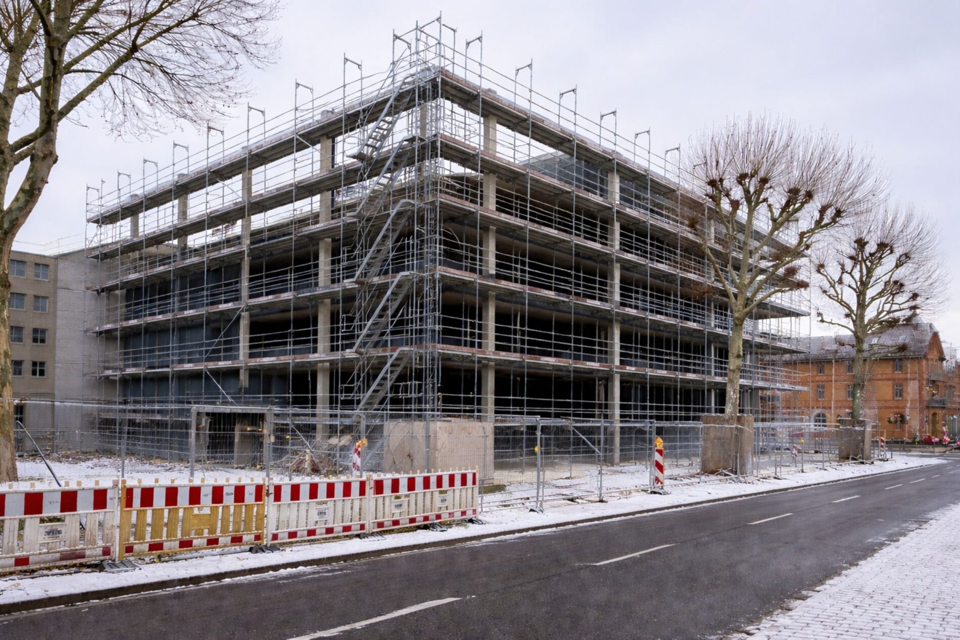 Frostschäden machen Wetzlars neues Kreis-Parkhaus zum Abrissfall bevor es genutzt wurde - es wird  am selben Standort komplett neu gebaut