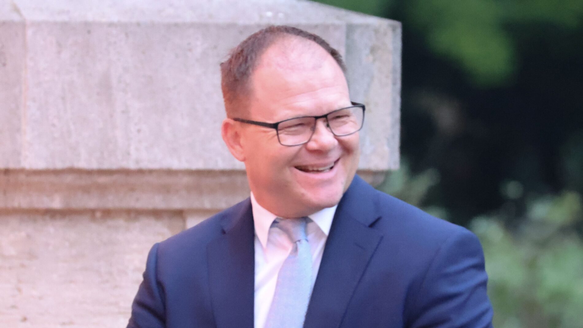 Umweltminister Schneider fordert „mehr Standort-Patriotismus“ - Konzerne brauchen Deutschland nicht aber Deutschland braucht die Konzerne