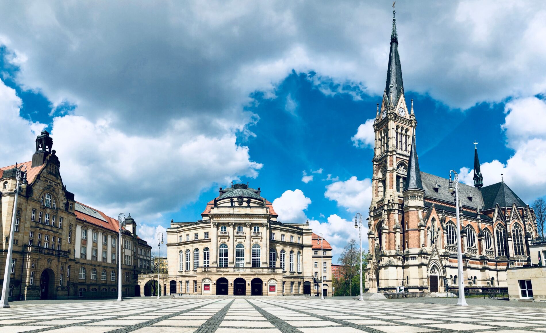 Chemnitz kämpft mit hohen Fernwärme-Kosten: Stadtkirche St. Petri schaltet Heizung wegen zu hoher Kosten ab - Ostergottesdienste fallen aus