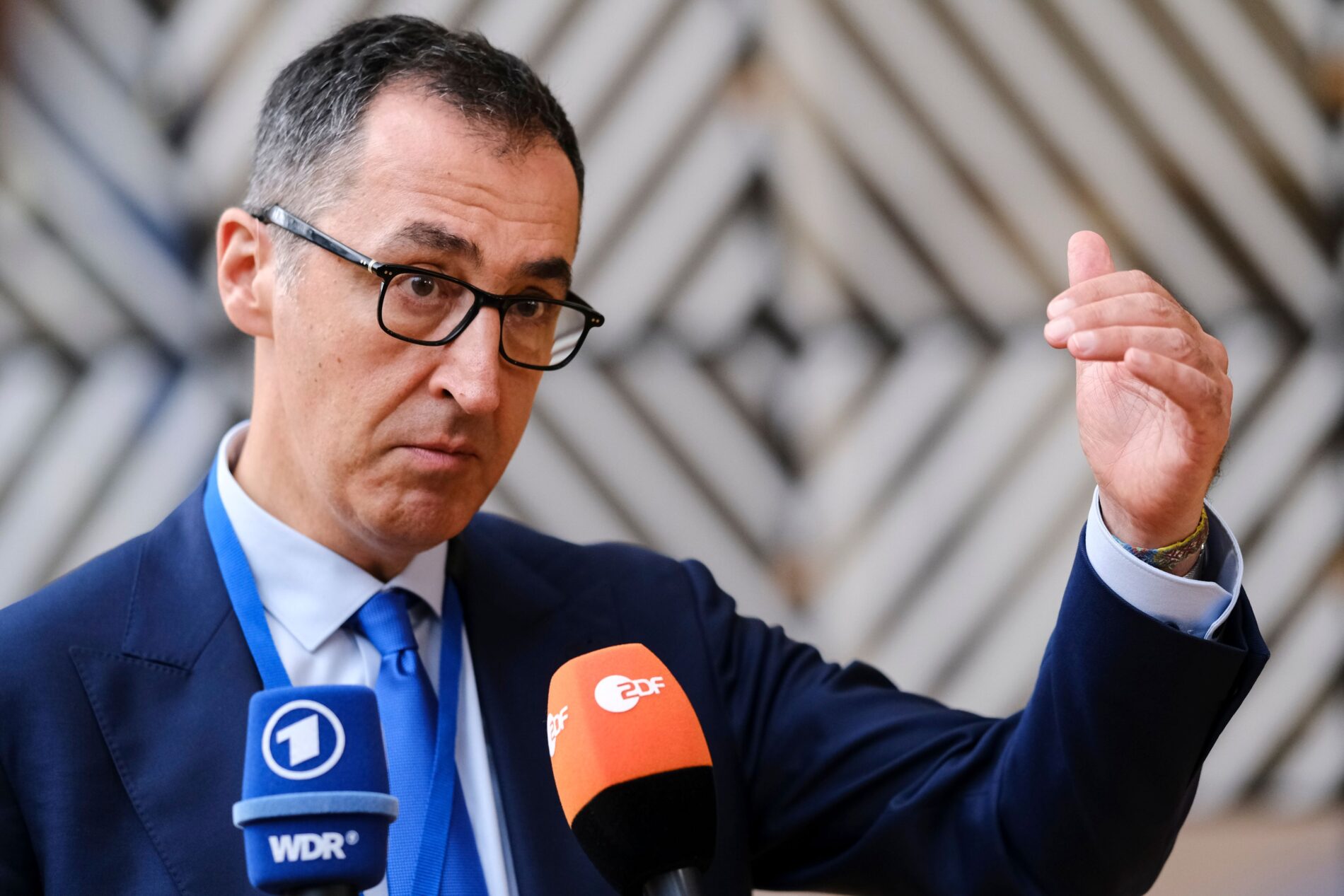 Özdemir verspricht im Wahlkampf strengere Steuerung der Einwanderung und Spielraum beim Verbrenner – doch die Grünen tragen das nicht mit