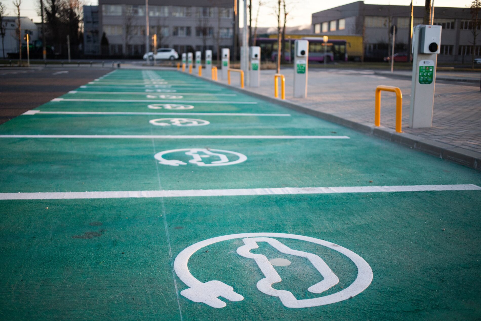 Rückzug vom Elektroauto - mehr als zwölf Hersteller bremsen Elektropläne, verschieben Modelle und setzen stärker auf Hybride und Verbrenner