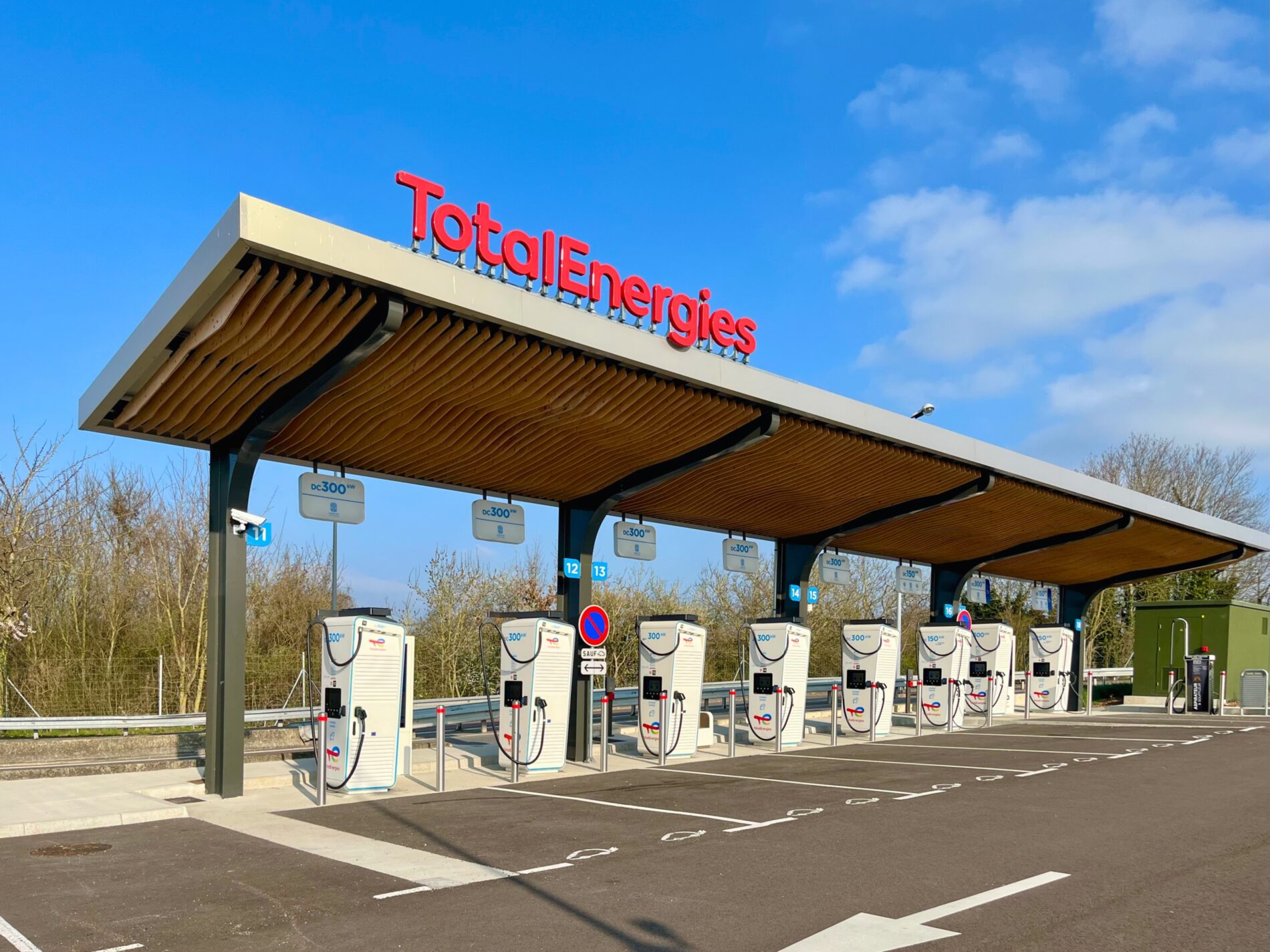 TotalEnergies prüft Verkauf von deutschen Ladeparks. BayWa steigt komplett aus. Hohe Kapitalbindung und ausbleibende Gewinne erhöhen Risiko