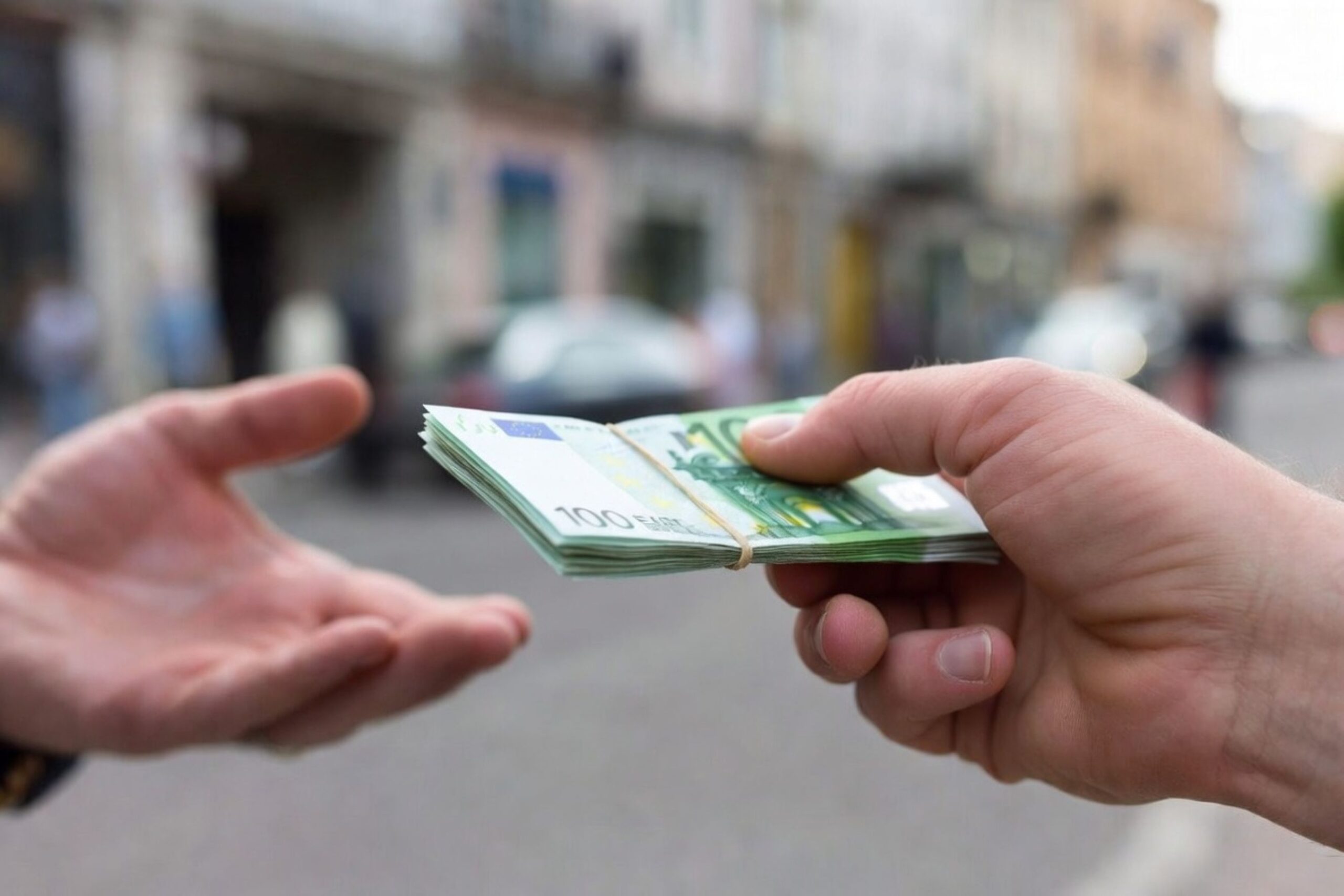 1000-Euro Prämie: Arbeitgeber sollen zahlen – Regierung verlagert Kosten auf Betriebe