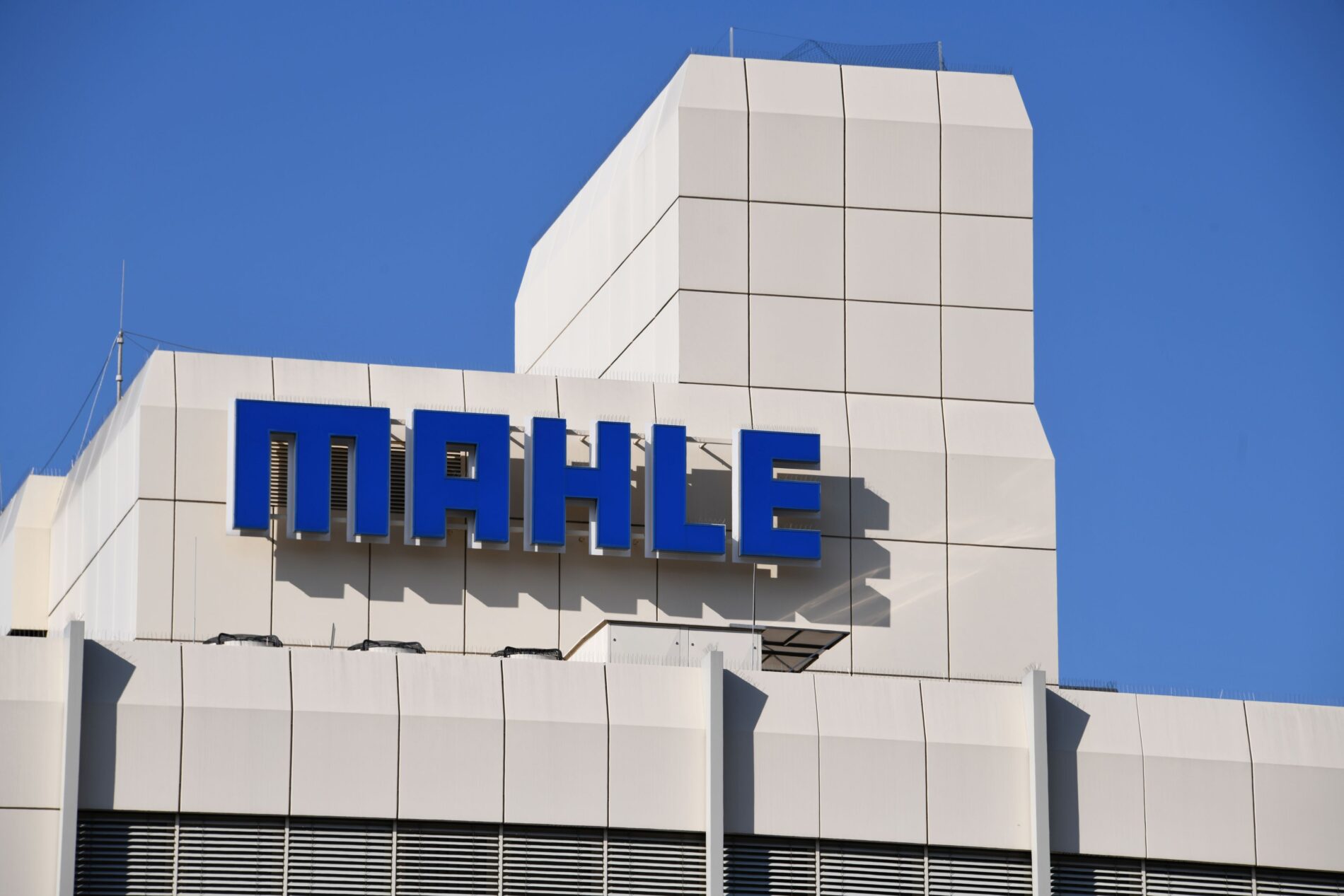 Mahle warnt vor Werksschließungen wegen des Verbrenner-Aus. Trotz besserer Zahlen sieht der Zulieferer Standorte und Jobs in Gefahr