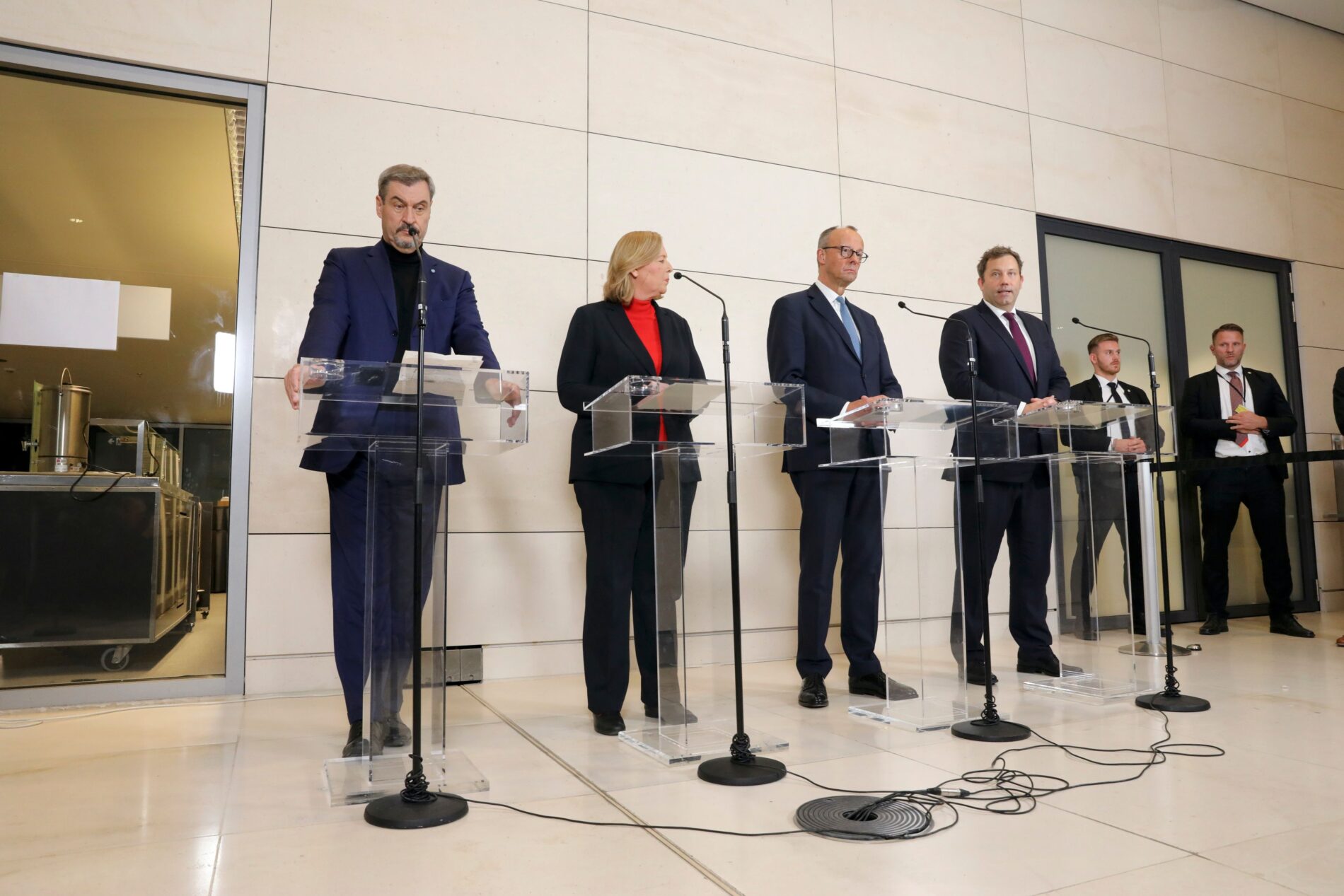 Energiesteuer soll kurz sinken, doch die Regierung reagiert spät. Pendler, Speditionen und Verbraucher zahlen trotzdem weiter drauf