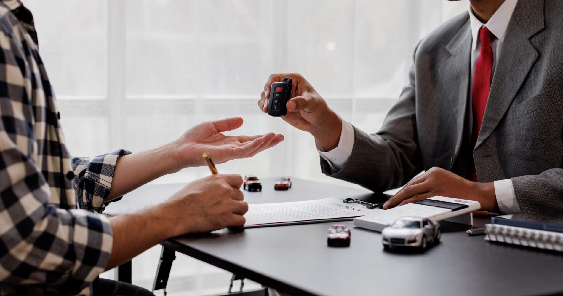 Neue E-Autoförderung kommt rückwirkend ab 2026: Privathaushalte erhalten je nach Einkommen, Fahrzeugtyp und Kindern bis zu 6000 Euro Prämie.