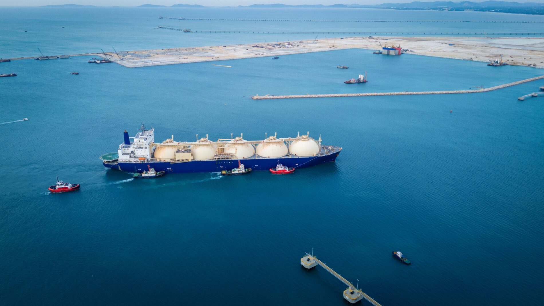 EU kauft mehr russisches LNG um die Versorgung zu sichern - Eni-Chef warnt vor Engpässen und fordert Aufschub der Sanktionen