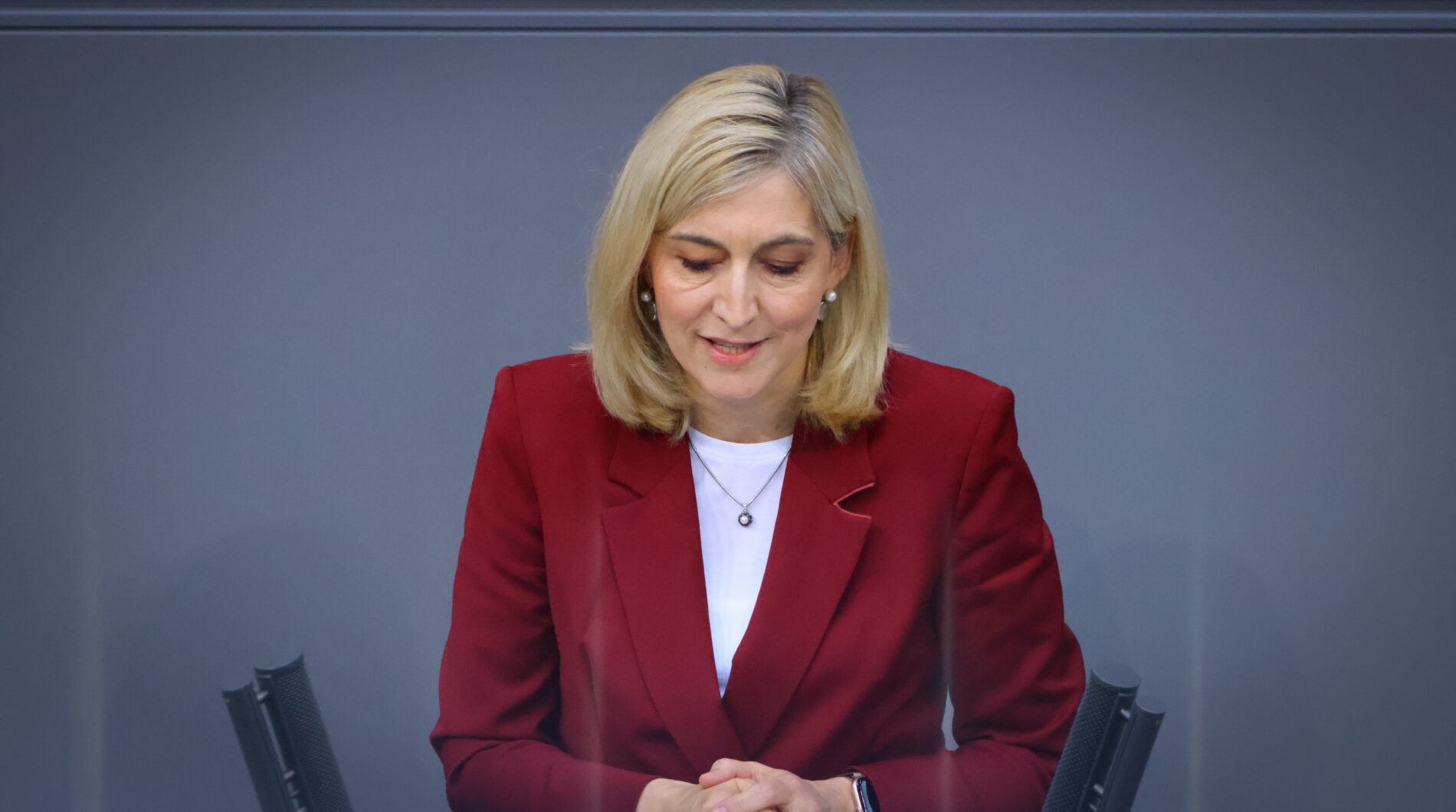 GKV-Reform von Nina Warken sorgt für Kritik: Höhere Beiträge, mehr Zuzahlungen und Sparpläne belasten Versicherte und Arbeitgeber.